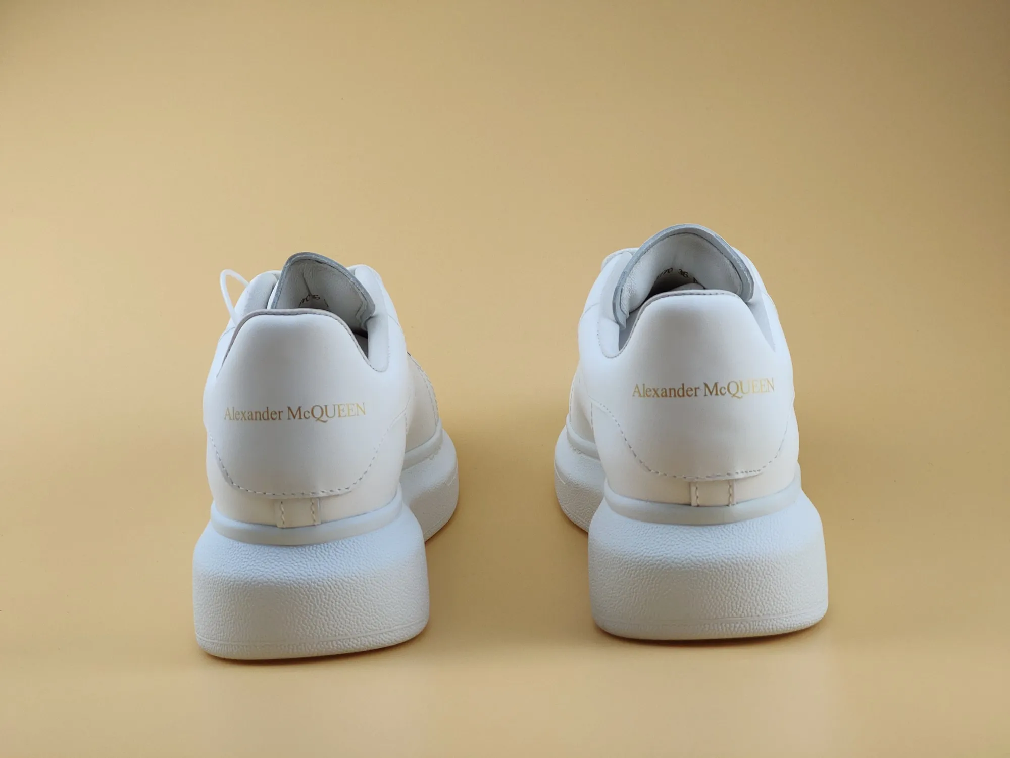 👟👟Ex-factory price 480 👟👟 ALEXANDER MQUEEN (McQueen) 🎉The highest quality silk cowhide version on the market🎊, imported water-dyed sheepskin inside, 1:1 replica at the counter, star style T stage catwalk, a must-have for fashionistas , the original high-temperature and ultra-clear air pressure logo on the foot, absolutely counter-matched version, the arc of the back bag is truly genuine 0⃣ difference, using an exclusive privately molded double-layer vacuum outsole, which is light on the foot and has excellent rebound! Running🏃✈The first choice item for outdoor sports💅💅Trend and fashion coexist📣Female style: 35-39, male style: 39-44 with original packaging